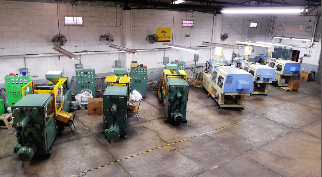 Vista general de la nave de producción con máquinas inyectoras de Plásticos Eúzkaro